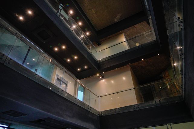 El edificio está en obra. Tiene un gran corazón libre, que llega hasta el último piso, con vista a todos los espacios.