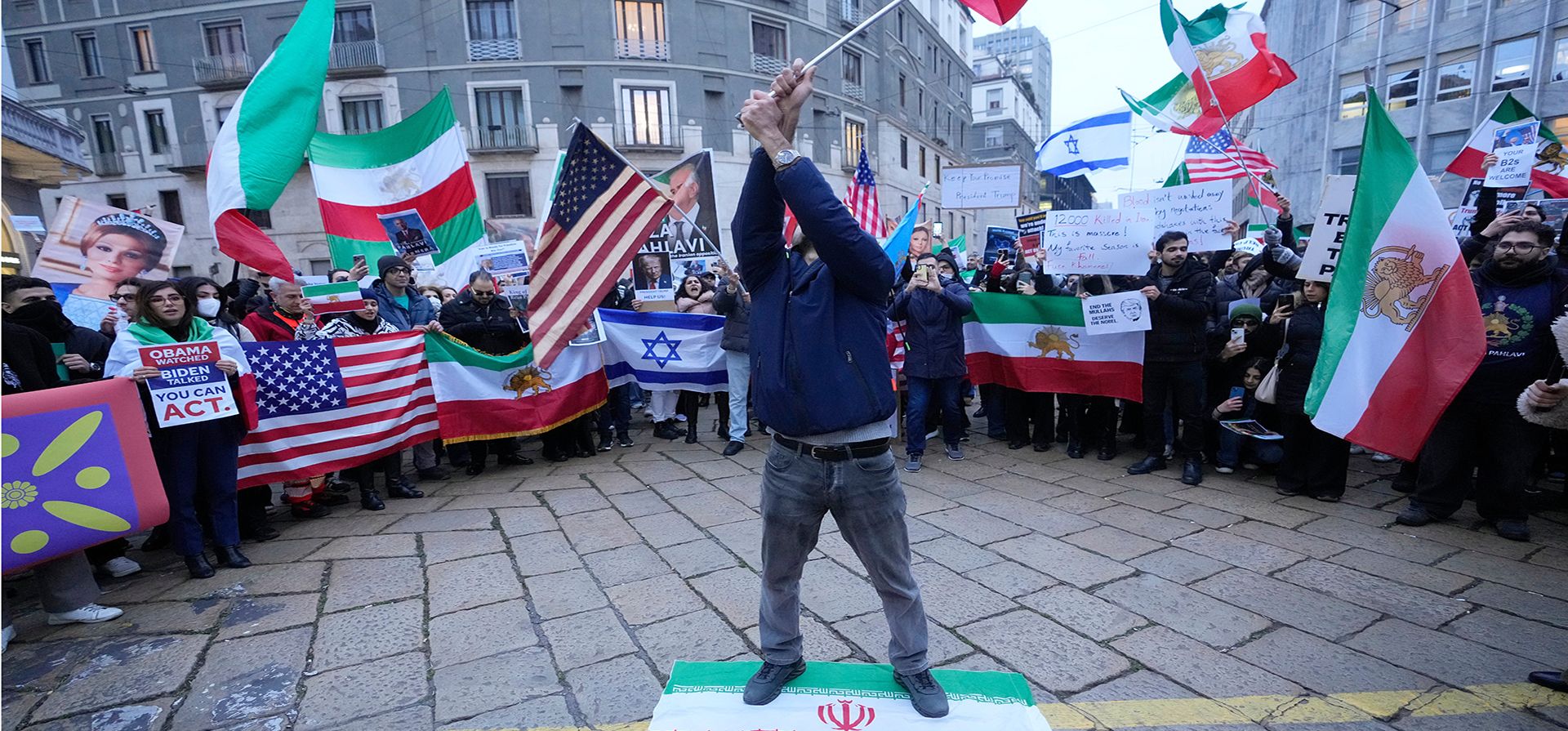 Cientos de personas participan en una protesta en apoyo a los manifestantes en Irán, frente al Consulado de Estados Unidos en Milán, Italia, el martes 13 de enero de 2026. (Foto AP/Luca Bruno) Cientos de personas participan en una protesta en apoyo a los manifestantes en Irán, frente al Consulado de Estados Unidos en Milán, Italia, el martes 13 de enero de 2026. (Foto AP/Luca Bruno)