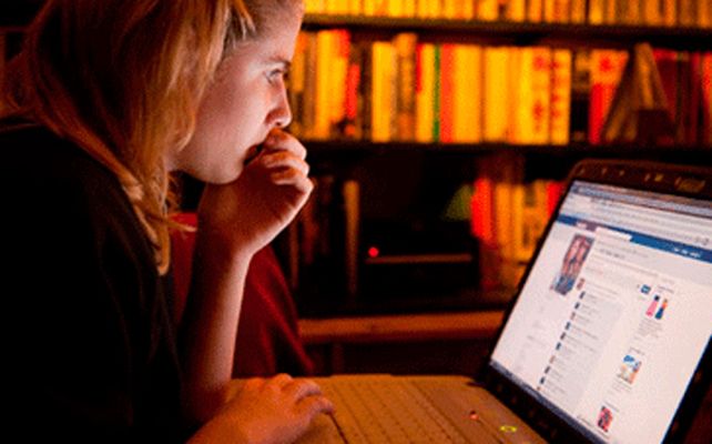 Los adolescentes buscan información de cómo cuidarse en la web.