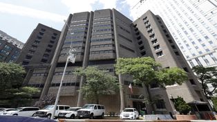 Hallaron ahorcado en su celda al magnate acusado de abuso infantil
