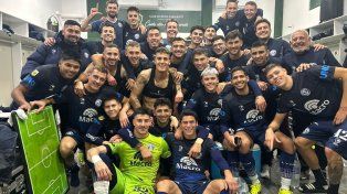 Los jugadores Independiente Rivadavia festejaron en el vestuario.