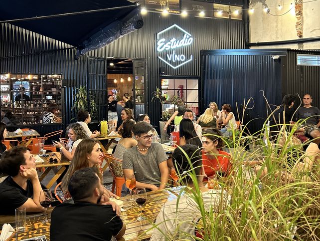 Estudio Vino tiene un gran patio que sus clientes suele aprovechar en primavera y verano.
