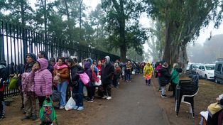 El público espera con ansias las reuniones de Leda para recibir su prédica sanadora.