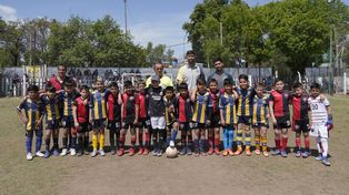 Los pibes de Newells y Central se abrazaron antes de uno de los partidos de la jornada, en una muestra de compañerismo que debe estar siempre en el juego.