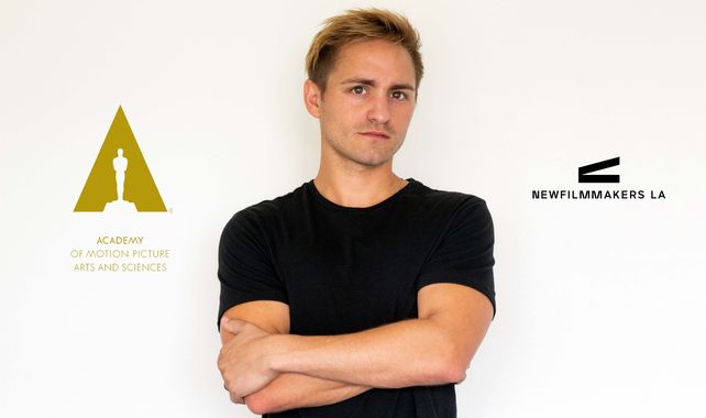 Martínez Carbonell se graduó en la Escuela Provincial de Cine y Televisión de Rosario y estudió Producción de Cine en la Universidad de California en Los Angeles.