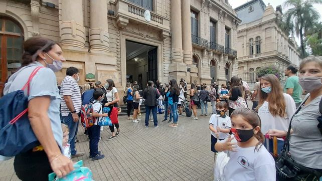Muchos padres siguen insistiendo a sus hijos para que asistan a clases con el barbijo.