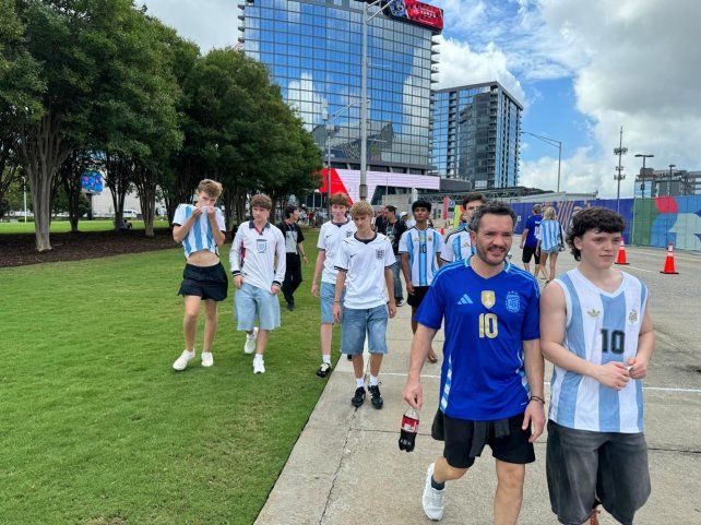 Hinchas de Argentina e Inglaterra juntos en los accesos al estadio de Atlanta.