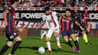 Ever Banega maniobra en el partido que Newells igualó 1 a 1 frente a San Lorenzo. Preocupa su estado de salud.