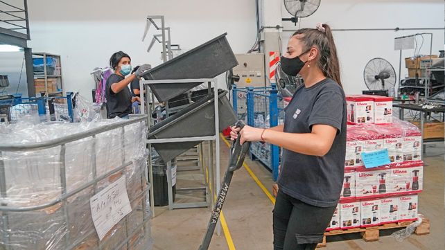 Las mujeres apenas representan el 28% de la fuerza laboral en la industria manufacturera