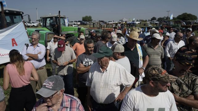 Unos 500 productores rurales se convocaron este martes para protestar contra las medidas del gobierno. 
