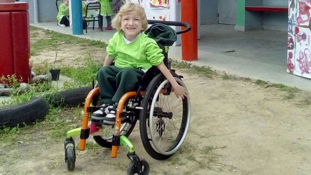 Sonrisa. Facundo tiene 4 años y realiza a diario distintas tareas para mejorar su calidad de vida.