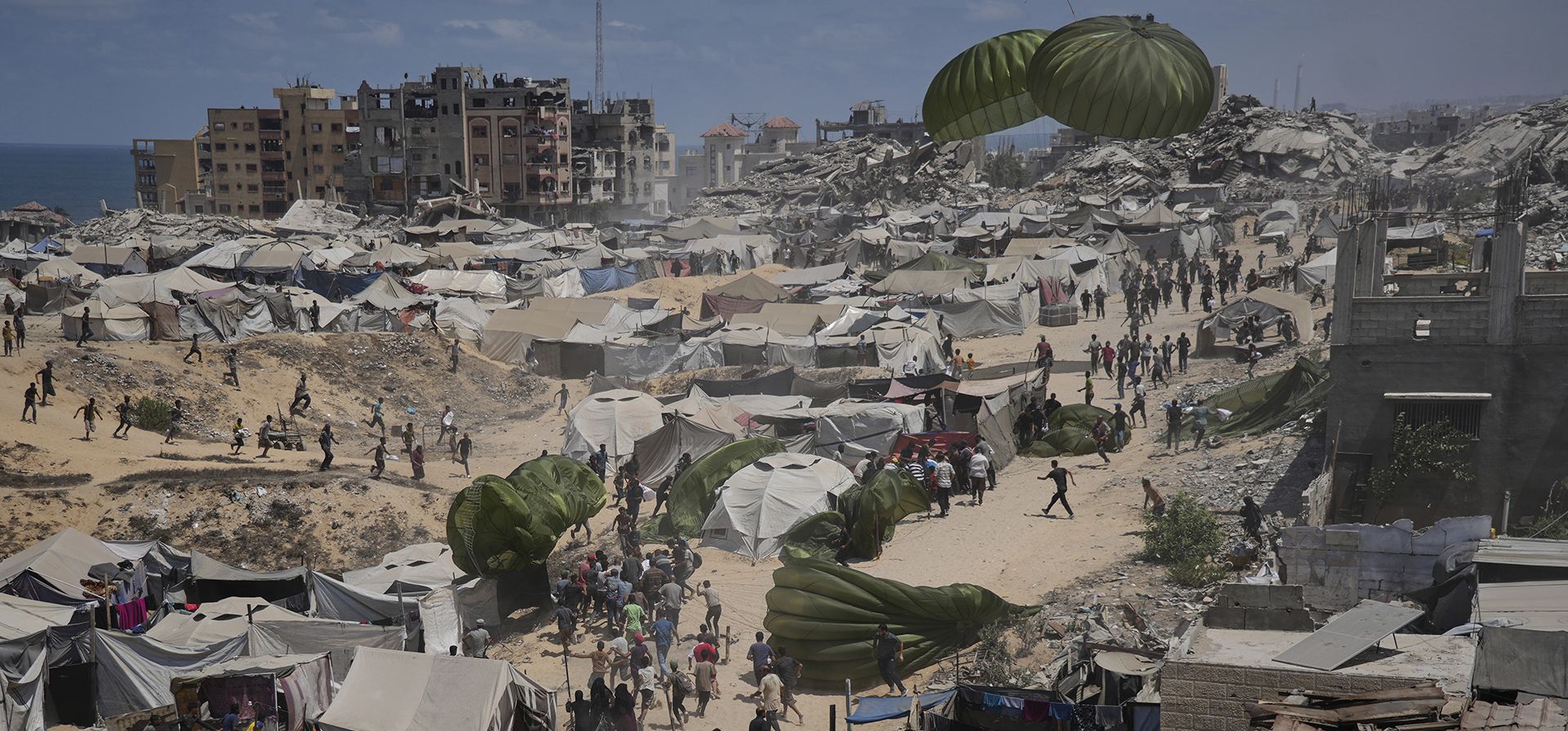 Palestinos se apresuran a recoger la ayuda humanitaria lanzada en paracaídas a la ciudad de Gaza, en el norte de la Franja de Gaza, el jueves 7 de agosto de 2025. (Foto AP/Jehad Alshrafi) Palestinos se apresuran a recoger la ayuda humanitaria lanzada en paracaídas a la ciudad de Gaza, en el norte de la Franja de Gaza, el jueves 7 de agosto de 2025. (Foto AP/Jehad Alshrafi)