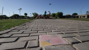 Colocaron baldosas realizadas por vecinos en la Plaza de la Primera Infancia