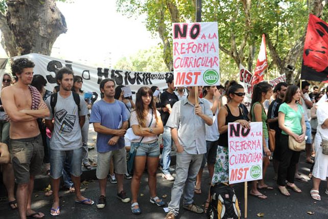 Denuncian censura encubierta a docentes que se opongan a la reforma