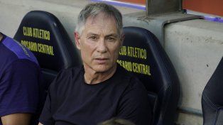 Ariel Holan tuvo que meter mano de manera obligada en el equipo de Central.