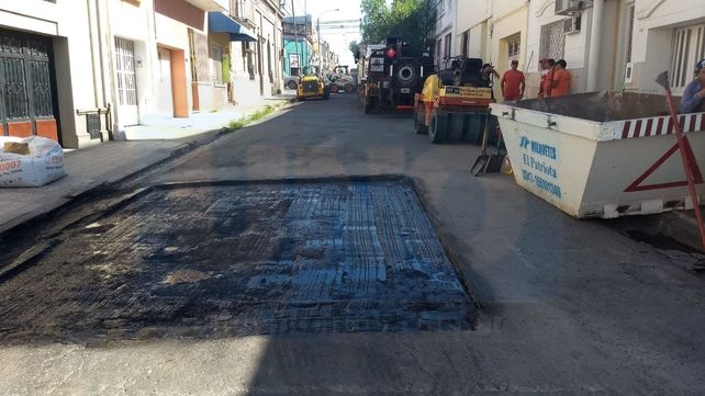 Realizan trabajos de bacheo con asfalto caliente en las calles de Paraná