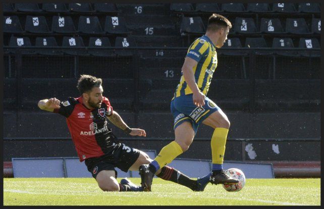 Nacho Scocco va al piso y comete falta a Blanco en un intento de cortar un avance.