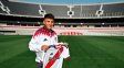 Thiago Almada posa en el Monumental con la Banda Roja. Thiago Almada posa en el Monumental con la Banda Roja.