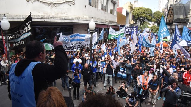 Acto masivo. Unas 20.000 personas se reunieron en el cruce de las peatonales para repudiar el modelo económico y rechazar el presupuesto 2019.&nbsp;
