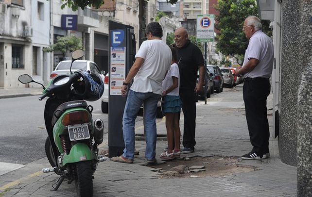 Ticket. En dos meses los automovilistas podrán cancelar la tarifa del estacionamiento medido pasando la tarjeta sin contacto por la máquina.