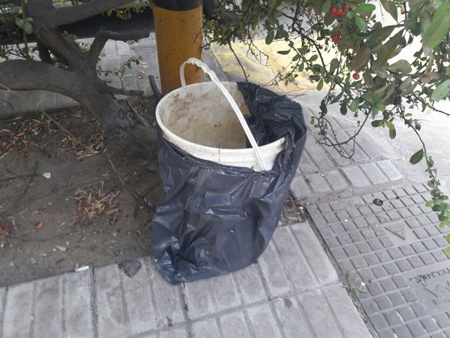 Desagradable. El balde que utilizó el enardecido usuario para hacerse notar en Bahía Blanca.