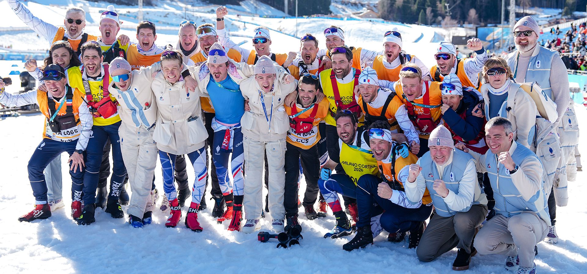 El medallista de plata Mathis Desloges, de Francia (centro), posa con sus compañeros tras la prueba de esquí de fondo masculino de 10 km con intervalos de salida libre en los Juegos Olímpicos de Invierno de 2026, en Tesero, Italia, el viernes 13 de febrero de 2026. (Foto AP/Matthias Schrader) El medallista de plata Mathis Desloges, de Francia (centro), posa con sus compañeros tras la prueba de esquí de fondo masculino de 10 km con intervalos de salida libre en los Juegos Olímpicos de Invierno de 2026, en Tesero, Italia, el viernes 13 de febrero de 2026. (Foto AP/Matthias Schrader)