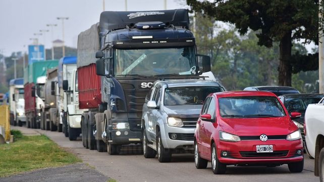 Enormes colas de vehículos en el acceso al Túnel