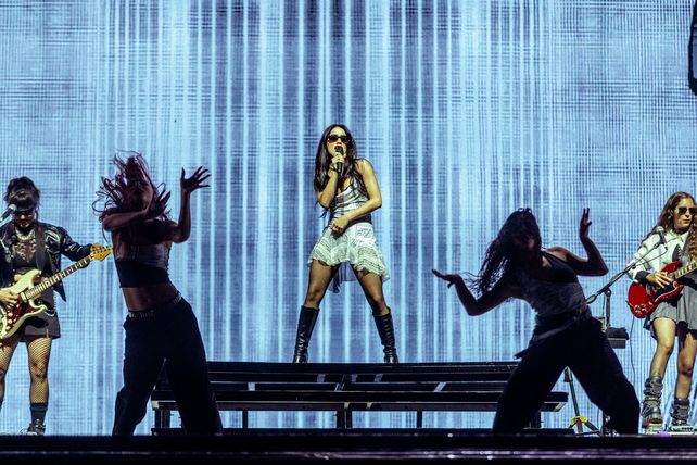 Lali atendió al diablo en el festival cordobés. 