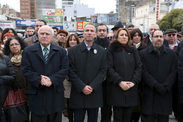 El gobernador Miguel Lifschitz y la intendenta Mónica Fein participaron hoy del acto por el atentado en la Amia.&nbsp;