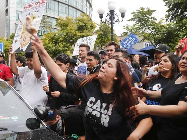 Los anti-Trump se enfrentaron verbal y físicamente con los seguidores del candidato. Pero no se registraron heridos ni daños al mobiliario público.