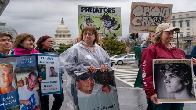 Washington. Protesta de familiares de muertos por el uso de opiodes contra los fabricantes.