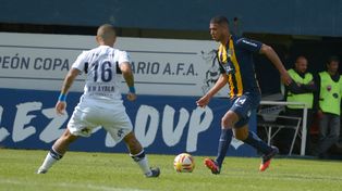 Primeros minutos. Arismendi jugó por primera vez en el empate ante Gimnasia, en el bosque platense.