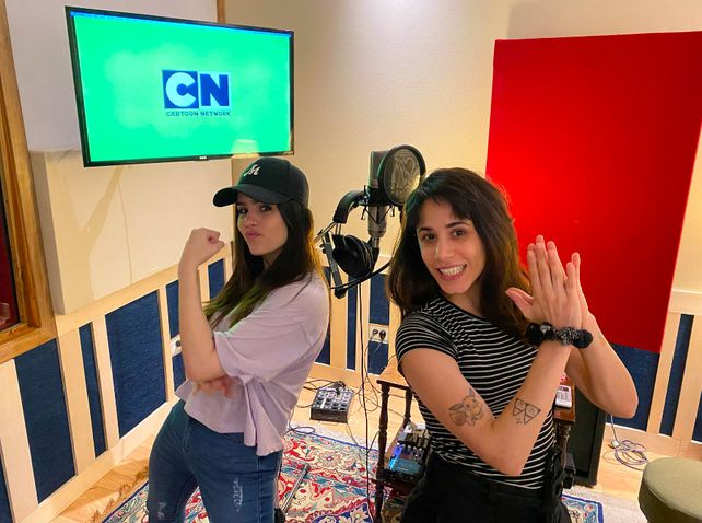La creación de Ana Oly (derecha) saltó de Facebook a la TV.