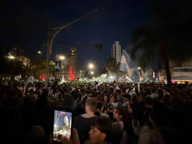 Santa Fe volvió a desatar una fiesta tras el histórico triunfo ante Inglaterra: miles de hinchas coparon las calles de la ciudad