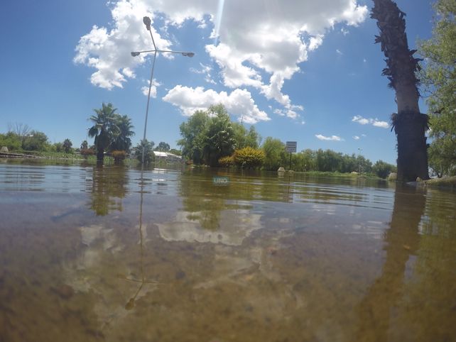 El ingreso al Club de Pescadores continúa inundado desde que llegó el pico a mediados de diciembre.