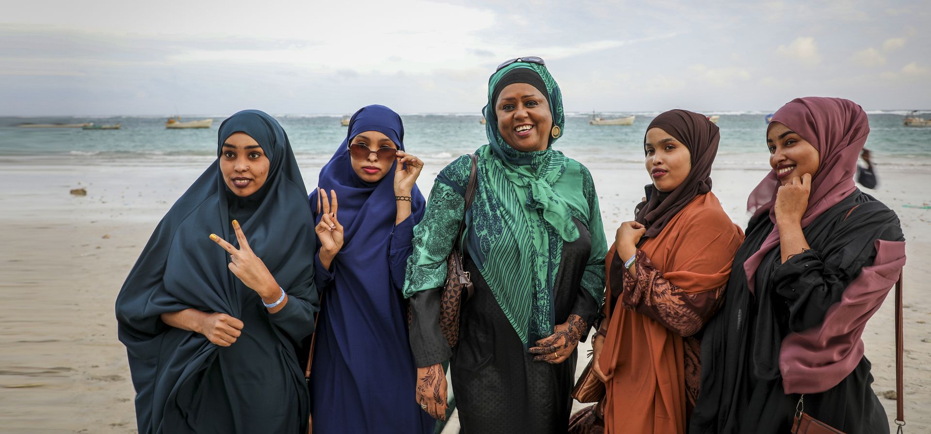 ARCHIVO - La candidata presidencial somalí Fawzia Yusuf Haji Adam, al centro, conversa con simpatizantes de la campaña en la playa de Lido en Mogadiscio, Somalia, el 19 de julio de 2021. Somalia está programada para celebrar su demorada votación presidencial el domingo 15 de mayo de 2022, lo que pone fin a la enrevesada proceso electoral que elevó las tensiones en el país cuando el año pasado expiró el mandato del presidente sin un sucesor en el lugar.