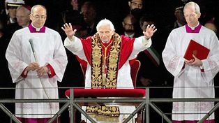 Benedicto XVI: Frente al dolor familiar miremos la cruz de Cristo