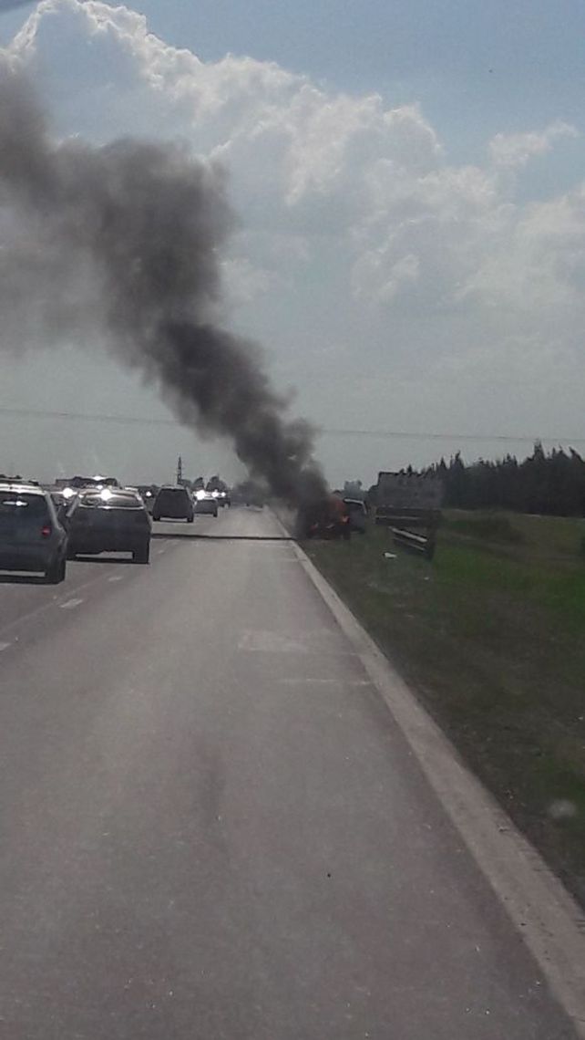 Un auto incendiado en la autopista a Córdoba generó muchas dudas
