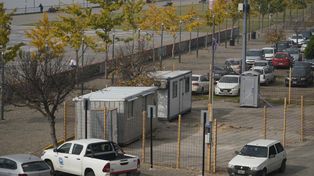 El obrador, en el estacionamiento del complejo cultural, anuncia el comienzo de las obras del Parque de España.