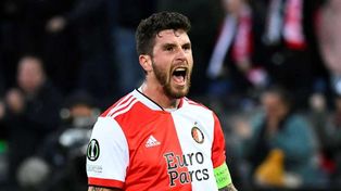 El defensor Marcos Senesi, quien se destaca en Feyenoord, era pretendido por Italia. Scaloni optó por citarlo y asegurarse al jugador.