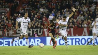 Garro defiende el balón en el último partido ante Patronato. Ese vez jugó de extremo derecho.