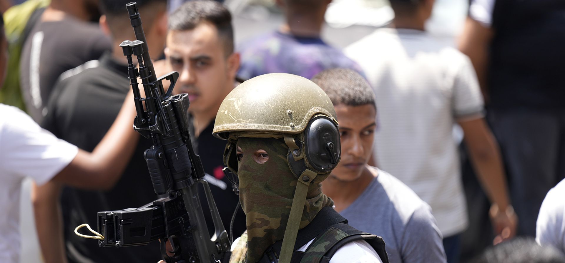 Un hombre armado palestino hace guardia durante el funeral de Ibrahim al-Nabulsi y otros dos muertos en la ciudad de Nablus, en Cisjordania, el martes 9 de agosto de 2022.