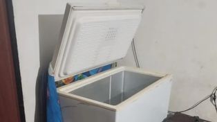 El freezer donde fue hallado un chico de 13 años en la ciudad de Córdoba.