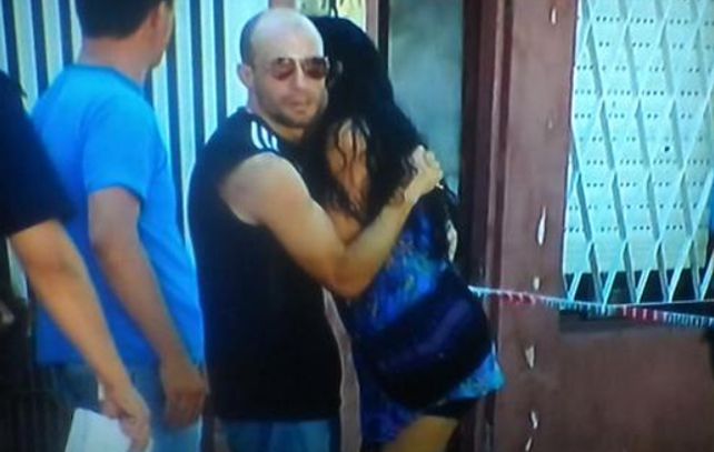 Familiares desconsolados frente a la casa incendiada.(Foto:Twitter)