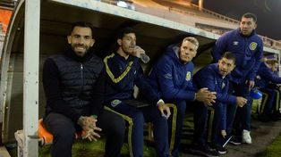 Carlos Tevez junto a Mario Pobersnik y sus hermanos en el banco de suplentes del estadio José María Minella. (LA CAPITAL/Leonardo Vincenti)