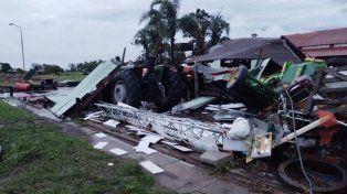 Chapas, estructuras metálicas y árboles por el piso tras el paso de un tornado en Virginia, Santa Fe.