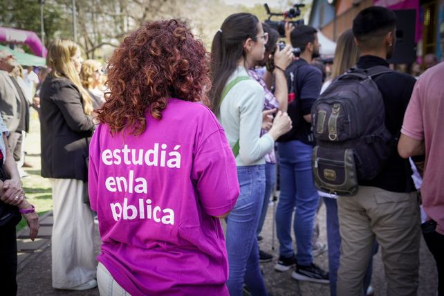 Los docentes y no docentes de la UNR demandan más fondos para que la institución siga funcionando.