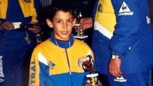 Ángel Di María en sus inicios y con una trofeo que ganó jugando en las inferiores de Central.