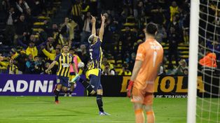 Agustín Sández celebra el estupendo gol de cabeza, el segundo de Central sobre el puntero Vélez.