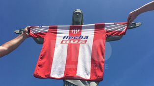 Los fanáticos animan una gran fiesta en la previa del duelo copero